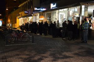 스웨덴 웁살라에서 출시를 기다리는 사람들