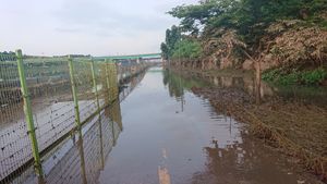 8월 12일, 홍수로 인한 강 수위 상승의 여파로 물에 잠겨버린 한강변자전거도로 성수대교 방면 입구 모습.