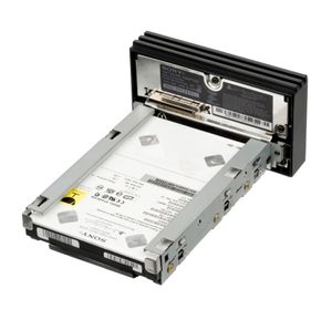 게임의 플레이스테이션 2 버전에는 시스템에 연결하기 위해 네트워크 어댑터가 필요한 40GB 하드 드라이브가 함께 제공되었다.