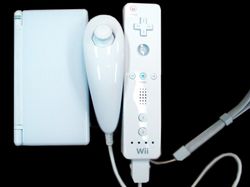 좌측 닌텐도 DS 라이트, 중앙 눈차크, 우측 Wii 리모컨