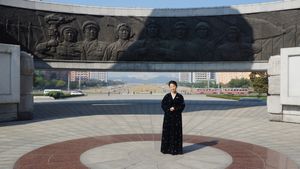 기념일을 맞아 평양 당 창건 기념비를 방문하는 관광 가이드