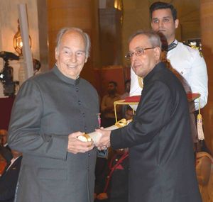 2015년 4월 8일 뉴델리 라슈트라파티 바반에서 열린 시민 서훈식에서 인도 전 대통령 프라나브 무케르지가 아가 칸 4세에게 파드마 비부샨 훈장을 수여하고 있다.