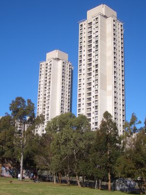 시드니 내 시티 시드니 교외 워털루, 레드펀, 서리 힐스 교외에 흩어져 있는 세 개의 다른 단지에 있는 11개의 타워 중 두 개