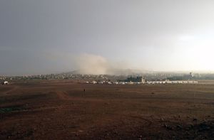 미국 주도 세력이 ISIL 목표물을 폭격하는 동안의 코바니. 터키-시리아 국경에서 촬영, 2014년 10월