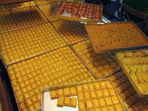 바클라바를 준비하는 데 사용되는 대형 베이킹 시트