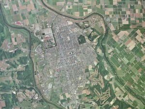 시베쓰시 중심부 주변의 항공사진. 2011년 8월 13일 촬영한 6장을 합성 제작.국토교통성 국토지리원 [https://mapps.gsi.go.jp/ 지도・항공사진 열람 서비스]의 항공사진을 바탕으로 제작.