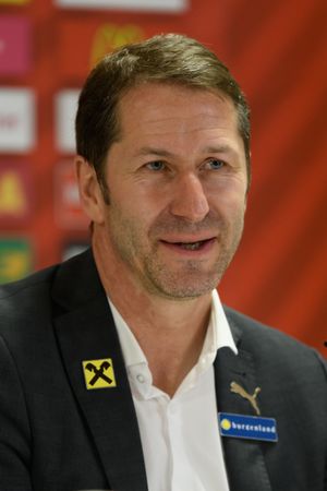 프랑코 포다, 코소보 축구 국가대표팀의 현 감독.