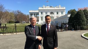 2019년 백악관에서 미국의 국가 안보 보좌관 존 볼턴과 함께 있는 디 마이오