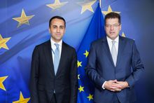 2023년 유럽 연합 집행위원 야네즈 레나르치치와 함께 있는 디 마이오