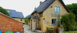 스트레턴온포세. 일부 석조 코티지에는 초가 지붕이 있지만 현재는 슬레이트가 더 흔하다.