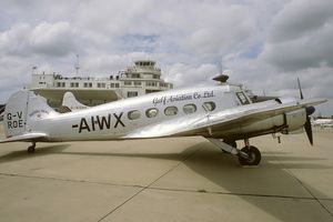 아브로 652A 앤슨 T21은 1999년 공항 개장 60주년 기념 행사에서 엘름던 터미널에