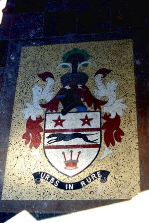 문장은 솔리헐의 이전 자치구의 문장으로, 마을의 저명한 영주 및 관리자를 기념한다.