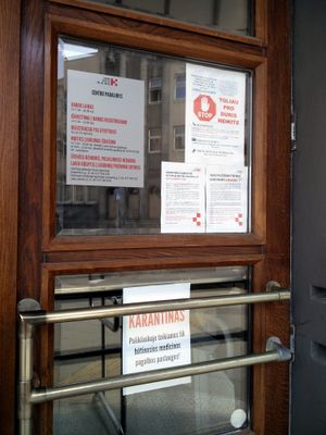카우나스 병원 입구에 있는 격리 경고