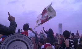 2011년 아약스의 30번째 네덜란드 리그 우승을 축하하는 아약스 서포터들