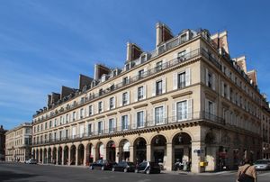 리볼리 가(Rue de Rivoli)에 있는 파리의 아파트 건물. 거리 이름은 나폴레옹이 리볼리 전투 (1797)에서 오스트리아를 상대로 거둔 승리에서 유래되었다.