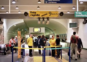 노란색 조끼를 입은 직원이 감시하는 TRR 보행로의 모습