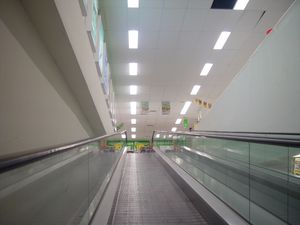 인도네시아 자카르타의 슈퍼마켓에 설치된 무빙워크