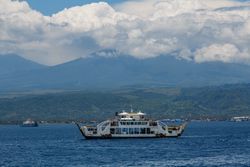 발리 해협, 반유왕기와 길리마누크 사이를 운항하는 페리 KMP 세레야 도 마르.