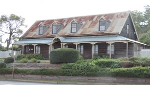 Royal Bull's Head Inn, 투움바의 초기 발전에 기여한 건물