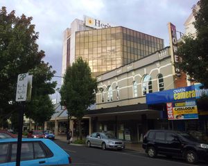 투움바 CBD의 루스벤 거리의 새 건물과 오래된 건물