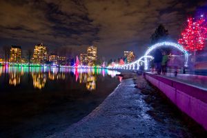  "Lights at Lafarge" 축제에서 도시 스카이라인의 반영