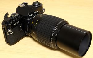 매크로 렌즈의 예 (smc PENTAX-A MACRO 1:2.8 100mm)포커스 링 끝에 촬영 배율이 적혀 있다