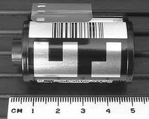 DX 바코드가 있는 135 필름 카트리지 (상단) 및 바코드 아래의 흑백 격자에 있는 DX CAS 코드.