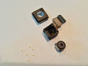 세라믹 베어링과 작은 자석으로 고정된 부동 요소 그룹이 있는 삼성 갤럭시 S5 카메라 모듈