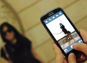 휴대폰으로 사진을 찍는 모습