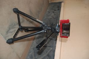 모바일 영화 Jalachhayam을 촬영하는 데 사용된 삼각대 위의 노키아 N95 휴대폰