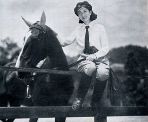 유키코 도도로키는 구로사와 아키라의 초기 영화에서 산시로의 마음을 사로잡는 여성 주연을 맡았다. 1937년 당시 사진.