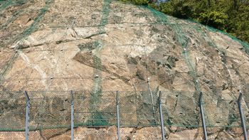 온정리 화강암, 울진군 후포면 삼율리 삼율저수지 부근 삼덕로 도로변