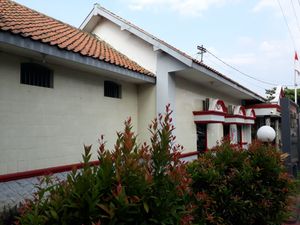 "5일 전쟁"(1945년)에서 약 130명의 일본인이 죽창 등으로 학살된 불루 형무소(인도네시아, 스마랑시). 학살된 일본군이 "인도네시아 독립 만세"라고 벽에 혈서를 쓴 것이 인도네시아인에게 감동을 주어 기념으로 보존되었다는 설이 인터넷에 유포되고 있지만, 진위는 불분명하며, 적어도 특별히 보존되지는 않았고, 건물은 현재도 그대로 형무소로 사용되고 있다