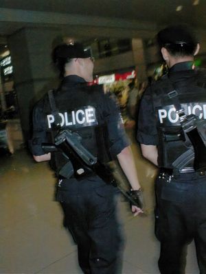 경찰청 전투 경찰 대원들이 대우 K2로 무장하고 있다. 접힌 개머리판에 주목하라.