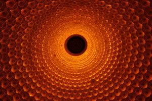 링산 대불(Ling Shan) 근처 브라마 궁전의 성스러운 제단의 빛으로 만들어진 돔