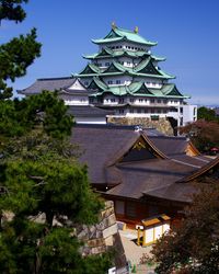 복원된 나고야성의 혼마루 고텐과 천수(2018년 4월)