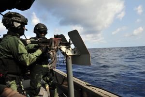 K3 기관총을 운용하는 사수와 부사수