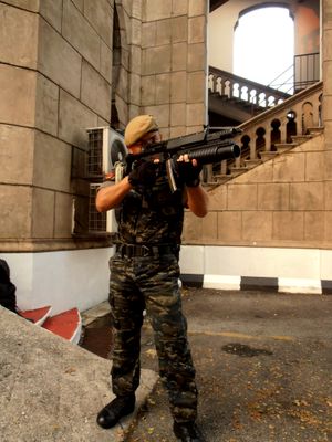 RM Equipment M203PI 유탄발사기를 장착한 헤클러 & 코흐 MP5를 든 말레이시아 특수 작전 부대 요원