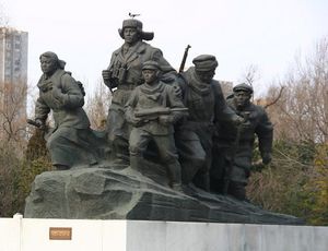 조국 해방 전쟁 승리 기념관에 있는 빨치산 동상. 중앙의 병사가 M3를 휴대하고 있다.