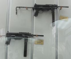 36식 기관단총(아래)과 37식 기관단총(위)