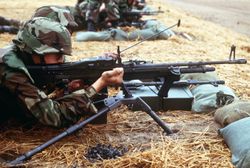 삼각대에 거치된 M60E3 기관총. 양각대가 몸통에 붙어 있으며, 총열에 손잡이가 추가되었다.