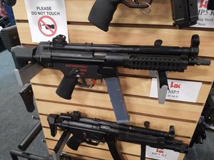 레일을 장착한 핸드가드와 폴리머 30발 탄창을 장착한 MP5/40