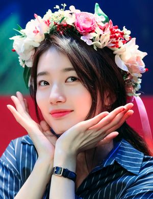 2017년 2월 4일 솔로 데뷔 앨범《Yes? No?》팬사인회장에서의 모습