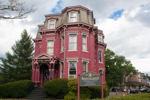 크레센트 지역 역사 지구에 위치한 스웨인 갤러리