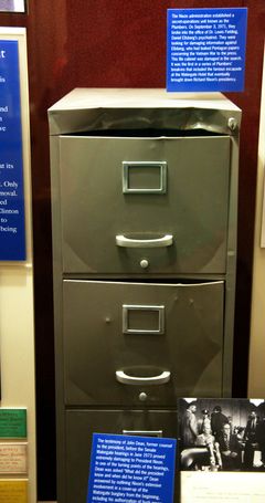 국립 미국 역사 박물관에 전시된, 침입의 흔적이 있는 필딩의 서류함