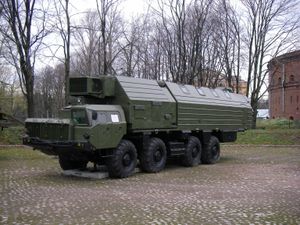 상트페테르부르크 포병 박물관의 토폴 발사 지원 차량