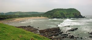 커피 베이(Coffee Bay)는 와일드 코스트에 있는 작은 해변 휴양지로, 호울-인-더-월, 그 전망과 해변으로 유명하다.