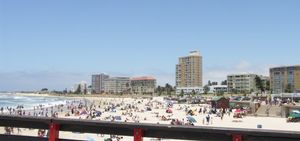 포트 엘리자베스(Port Elizabeth)는 이스턴케이프(Eastern Cape)에 있는 해변 도시로, 서핑, 온화한 기후, 아름다운 해변으로 유명하다.