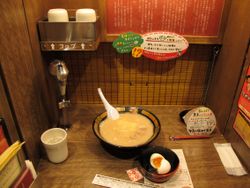 혼밥을 위한 이치란의 시설. 자율 배식 물이 포함되어 있다.