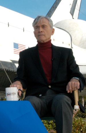 STS-1 비행 25주년을 맞았을 때 케네디 우주센터에서의 존 영 (2006년)